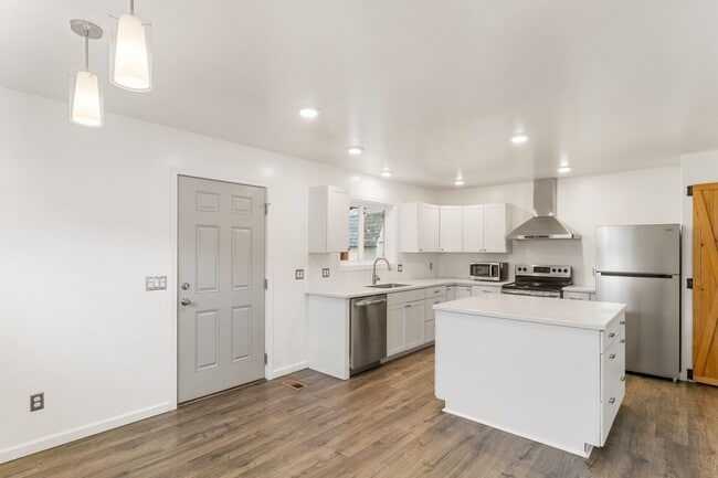 Building Photo - 3 Bedroom, 2 Bathroom Home with Full Finished Basement