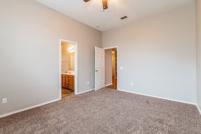 Building Photo - 1345 Overlook Dr