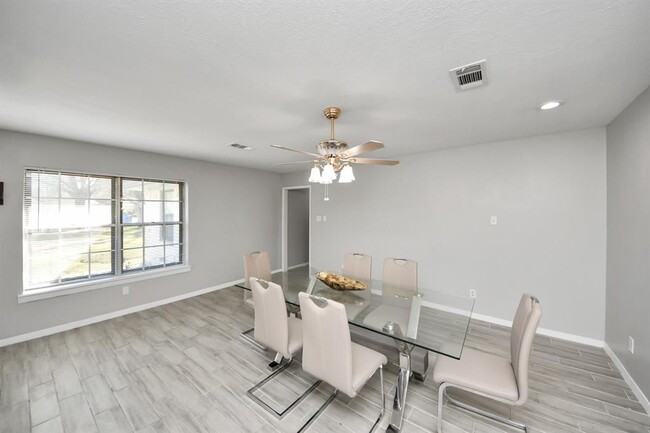Building Photo - 2402 Bammel Timbers Ln