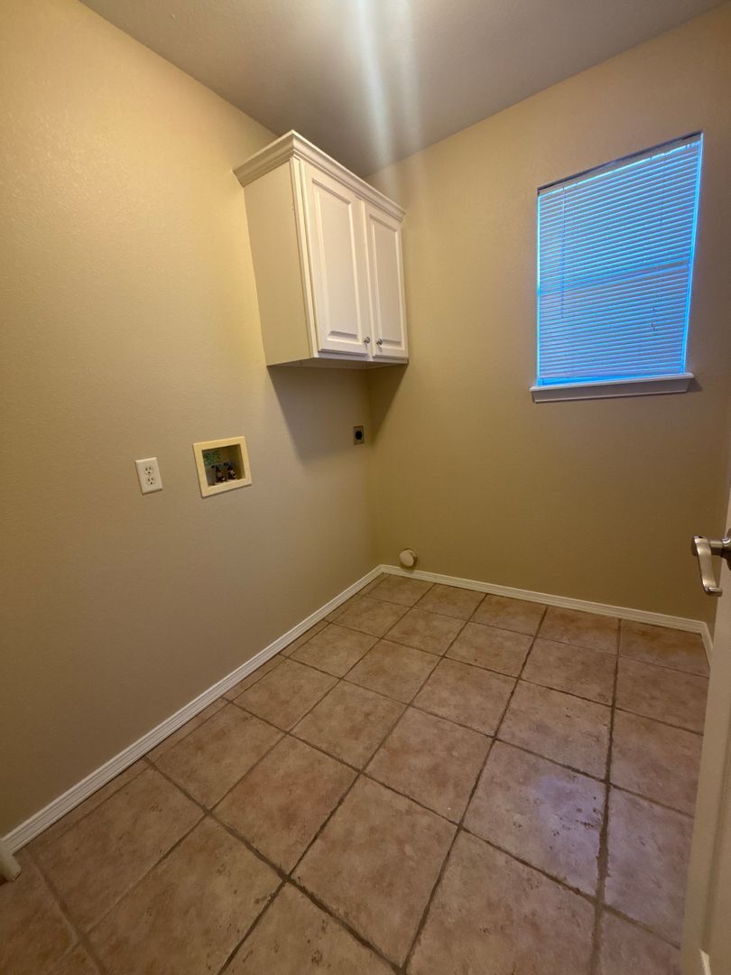 Building Photo - 1701 SW Elington St