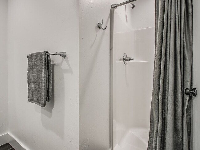 Building Photo - Champagne Plaza - Furnished Back House