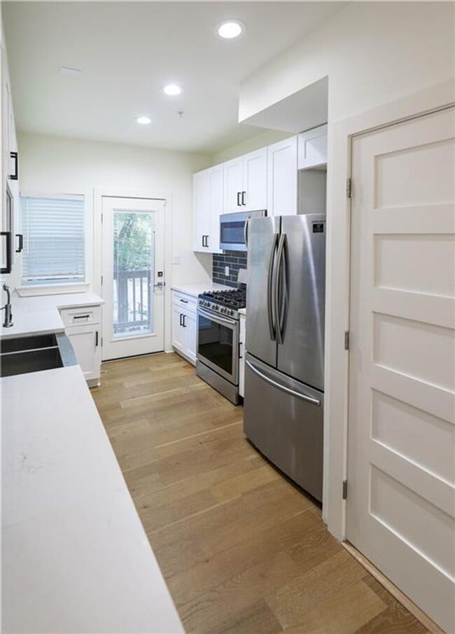 Building Photo - 8 Bedrooms 8 Baths Pre-leasing Now for 202...