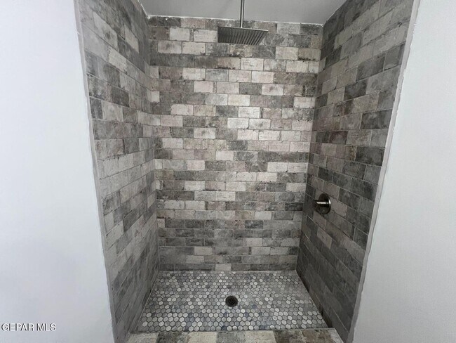 Building Photo - 530 S Yarbrough Dr