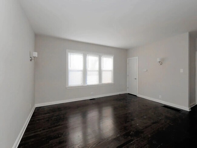 Building Photo - 1540 W Waveland Ave