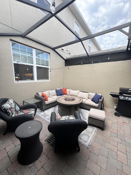 Enclosed Patio - 667 E Plant St