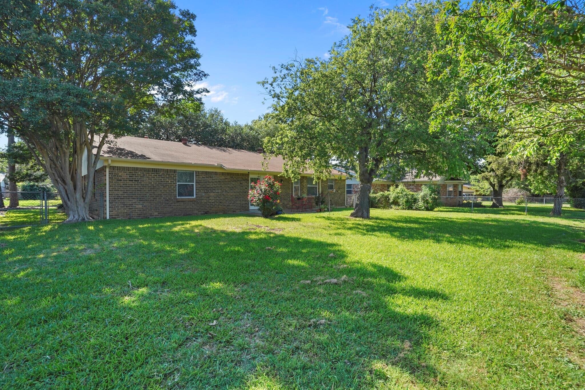 Building Photo - 205 Teeter Dr