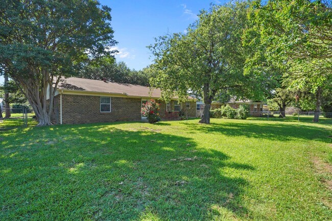 Building Photo - 205 Teeter Dr