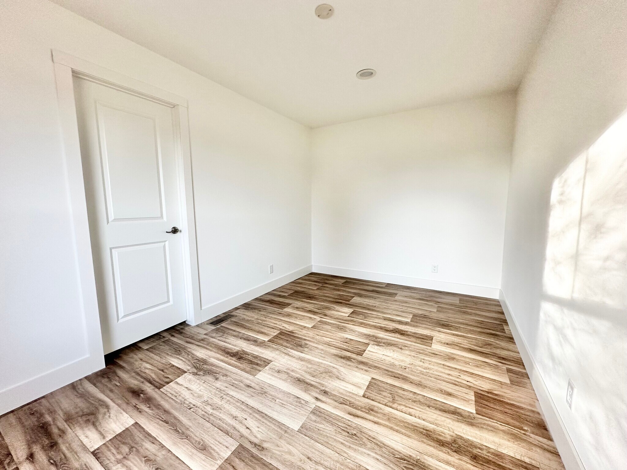 Building Photo - 16 Rainier St N