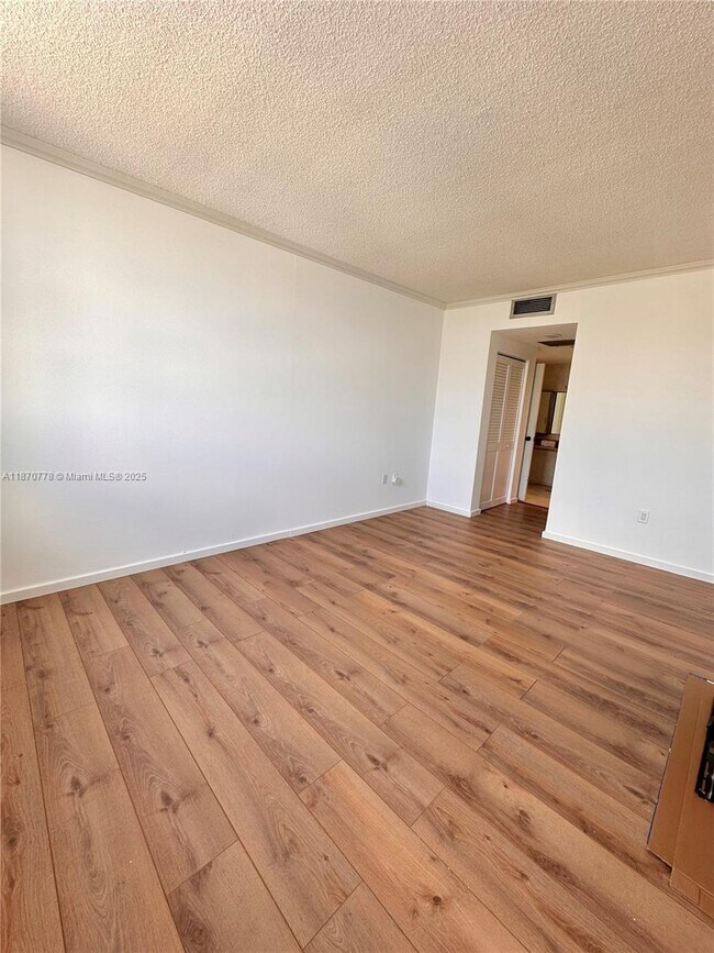 Building Photo - 300 Bayview Dr