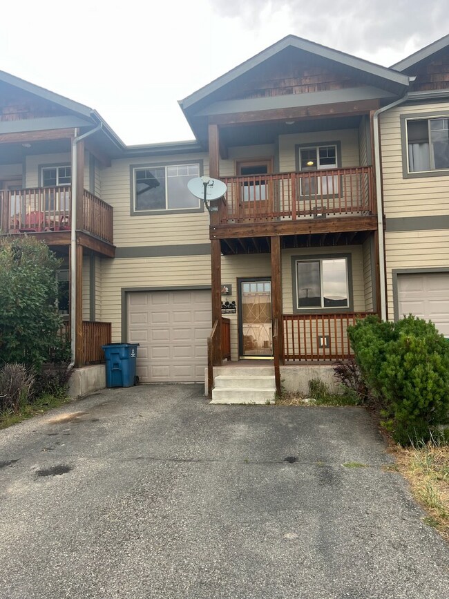 Building Photo - GORGEOUS, Spacious 3 bedroom, 2.5 bath condo