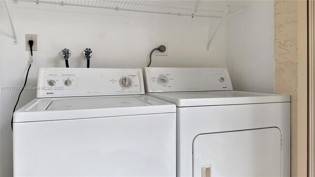 Building Photo - 3571 Inverrary Dr