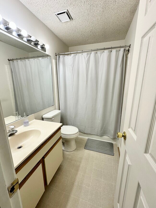 Ensuite Bath - 1119 Huntmaster Ter NE