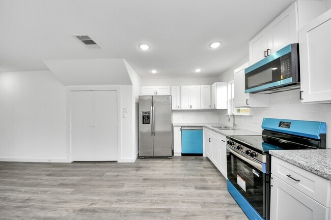 Building Photo - 2310 Wavell St