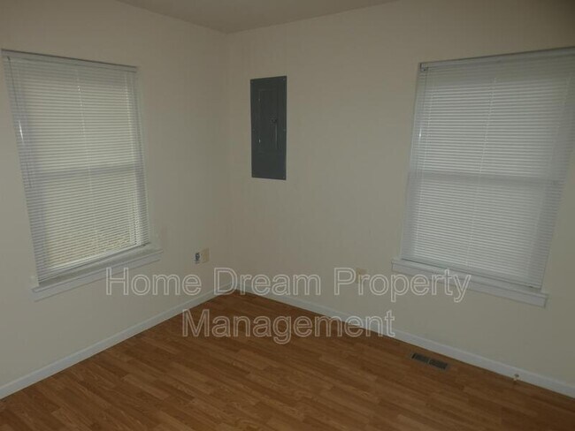 Building Photo - 930 Bryant Ave