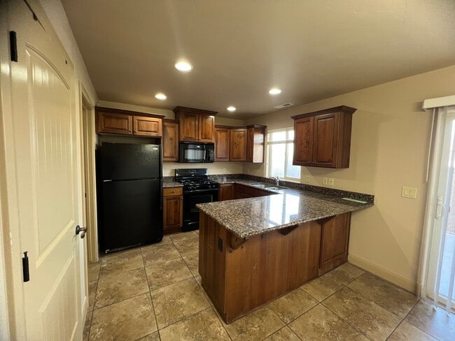 Building Photo - Looks Almost Brand New Townhome!