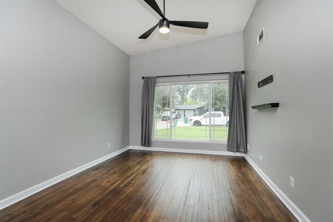 Building Photo - 3218 Cedarcrest Dr