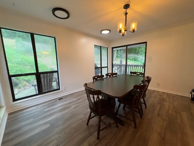 Building Photo - 10412 Pinedale Dr