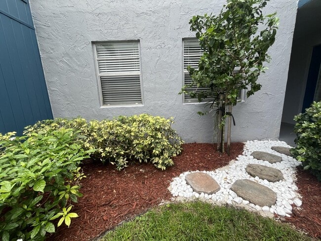 Building Photo - 685 Flanders Dr