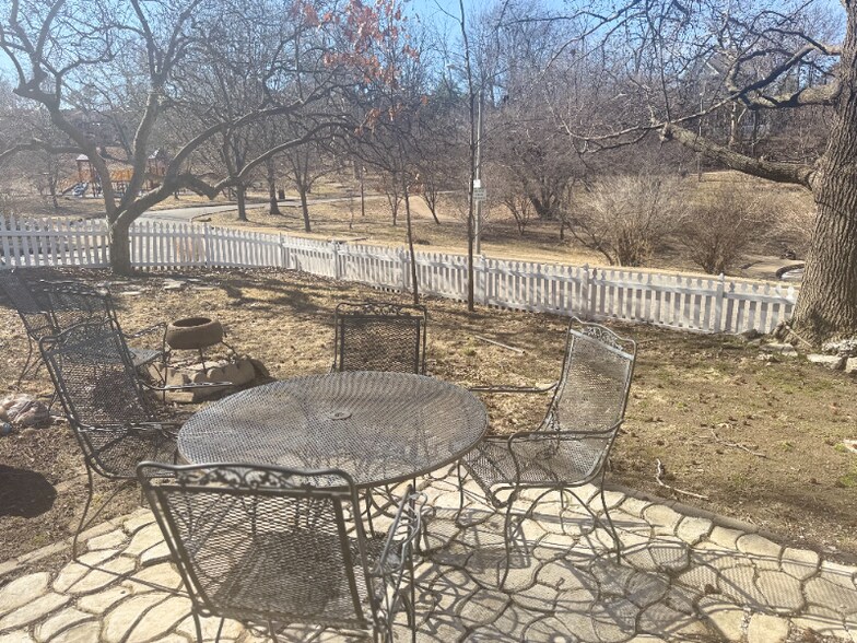 Building Photo - 2420 Simpson Ave