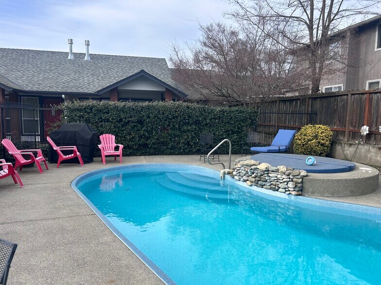 Building Photo - 1836 NE Fairview Ave