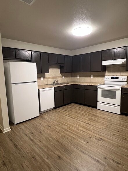 Building Photo - 409 Topeka Ct