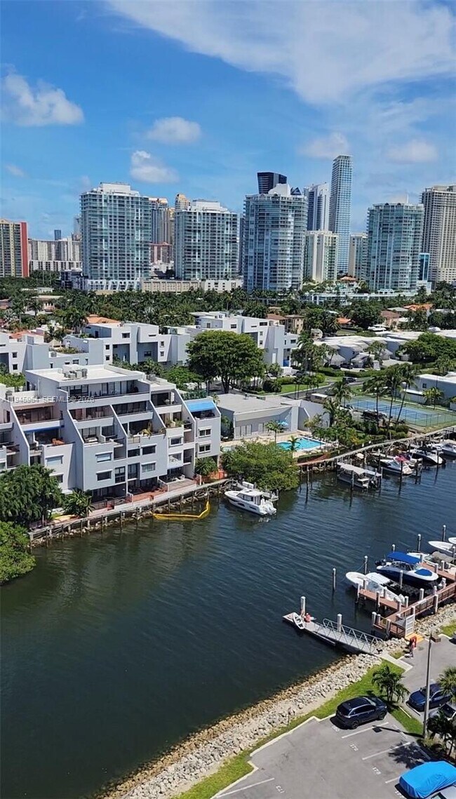 Building Photo - 400 Kings Point Dr