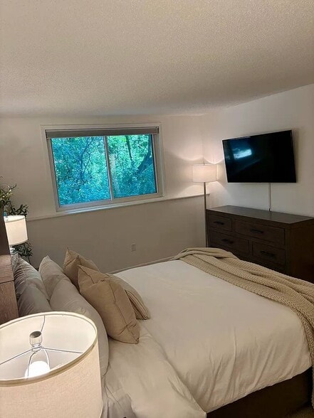 Building Photo - 5515 Pompano Dr