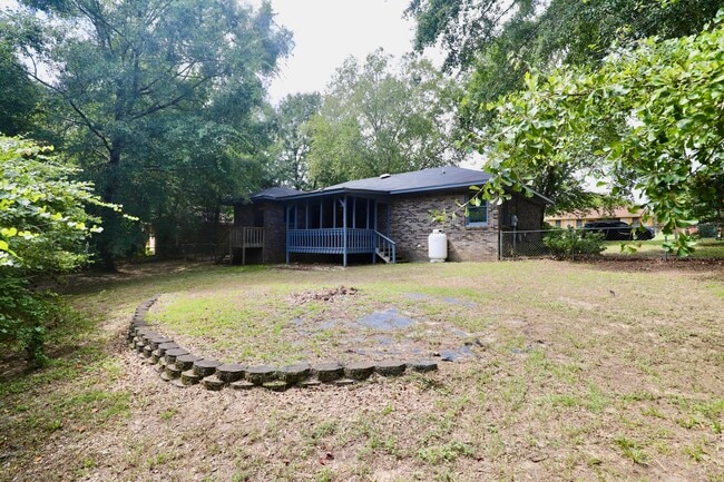 Building Photo - 806 Club Ln