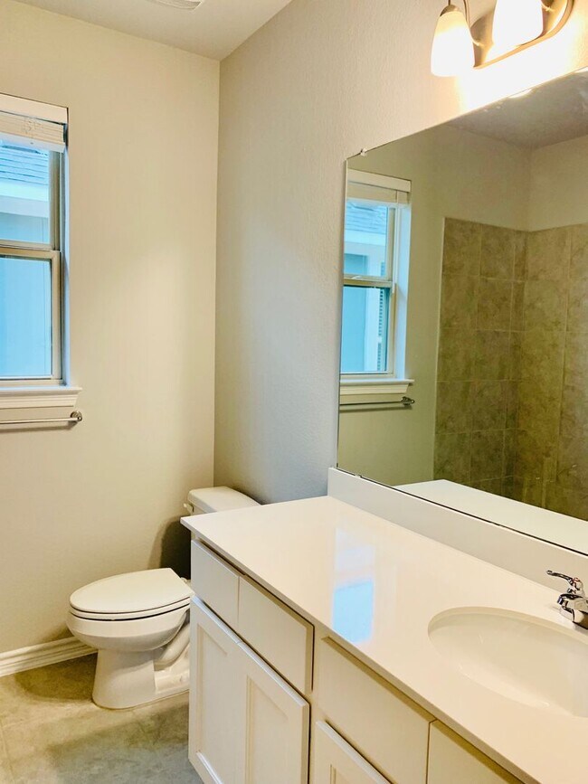 Building Photo - Single Level 4/2 Home in Highly Sought Aft...