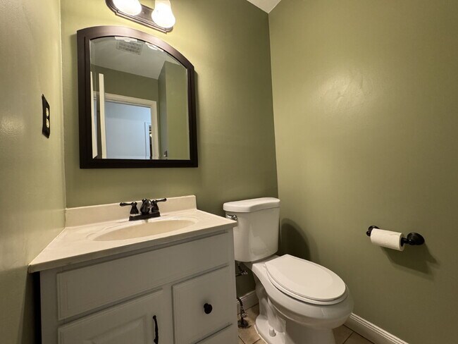 Building Photo - Delightful End-Unit Townhome in Courts of ...