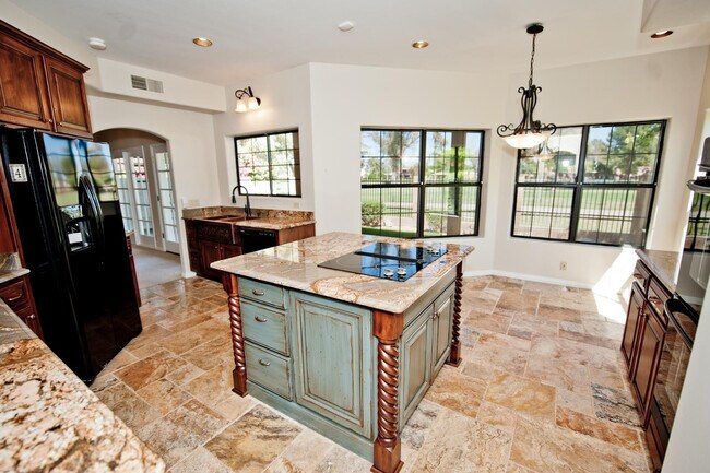 Building Photo - 2322 S Rogers Cir