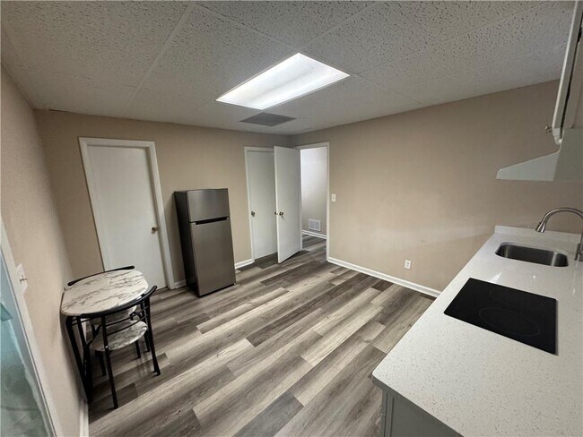 Building Photo - 5971 Robin Hood Ln