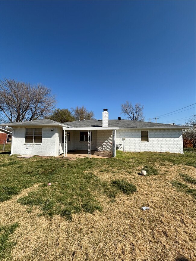 Building Photo - 2406 SW 16th St