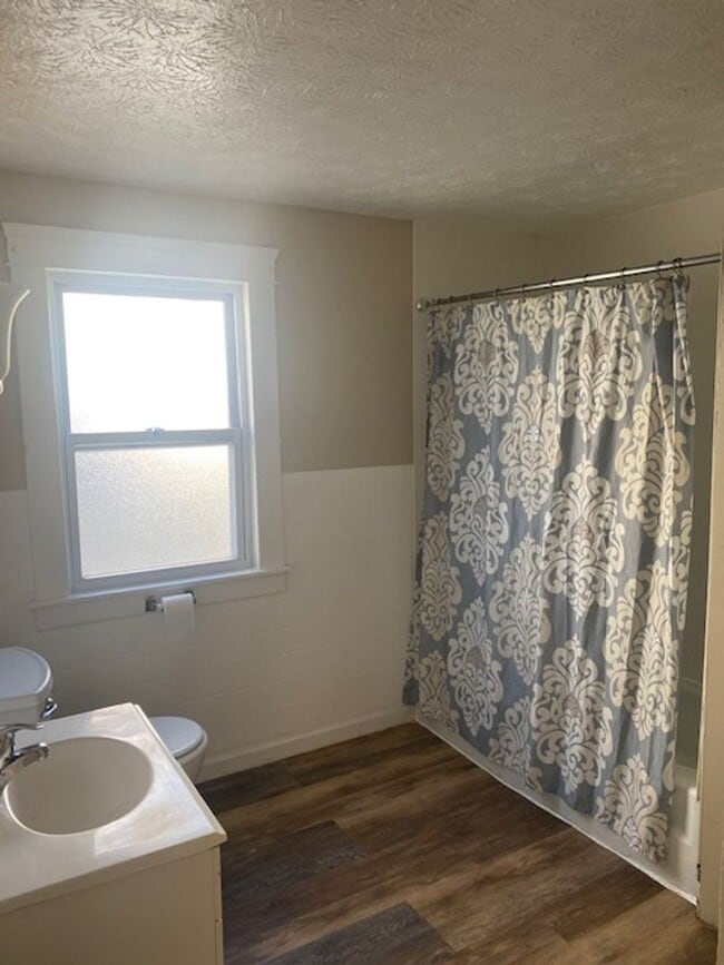 Building Photo - Charming Three Bedroom home close to Lakev...