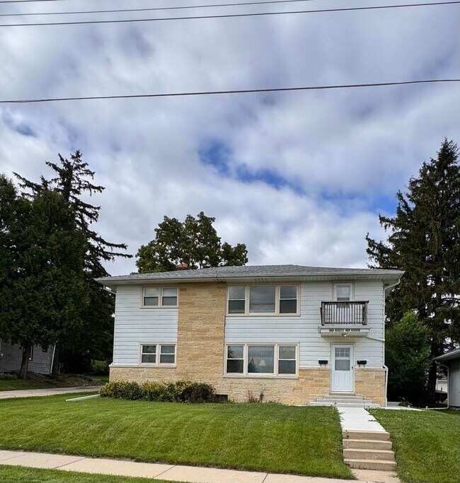 Building Photo - Menomonee Falls 3 bedroom upper
