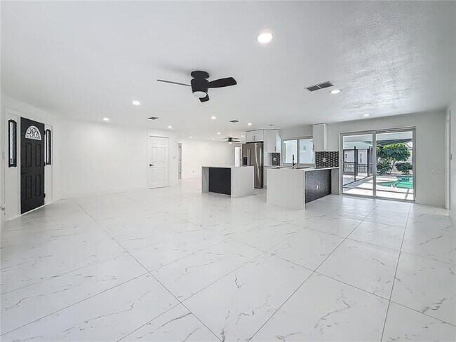 Building Photo - 1900 Sandpiper Dr
