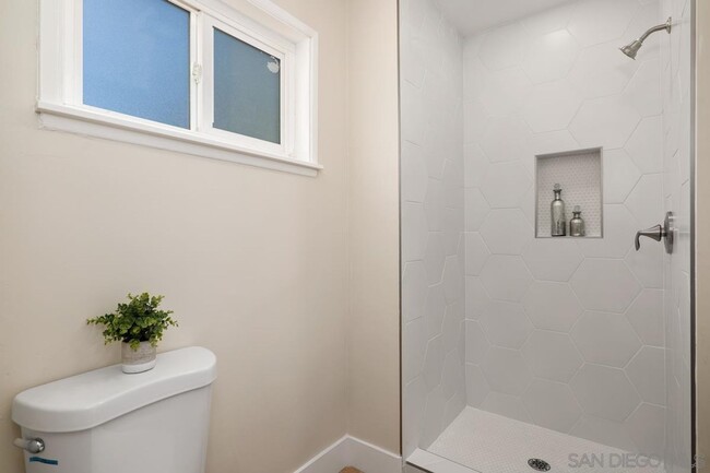 Building Photo - 5051 Lenore Dr