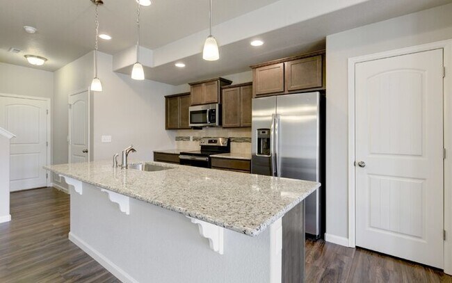 Building Photo - Newer Townhome | Mins to Base | Pool + Gym...