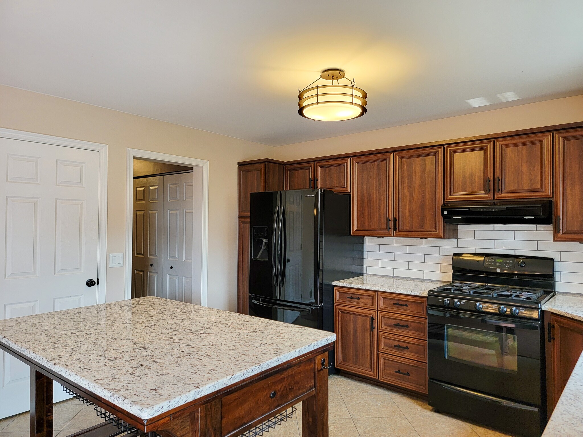 Building Photo - 390 Acorn Cir