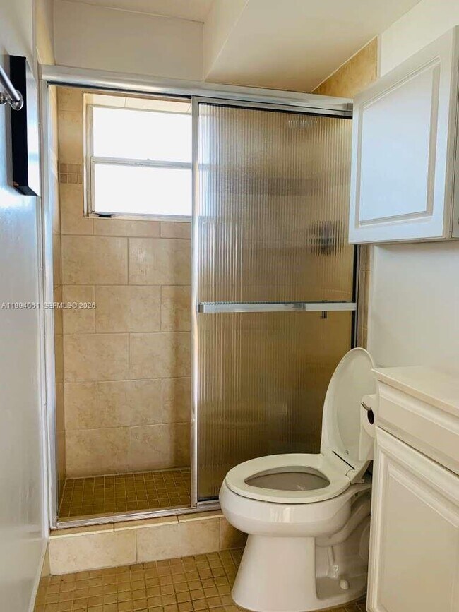 Building Photo - 220 Kings Point Dr