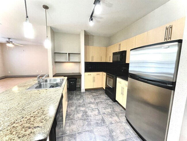 Building Photo - 3660 Richmond Ave.