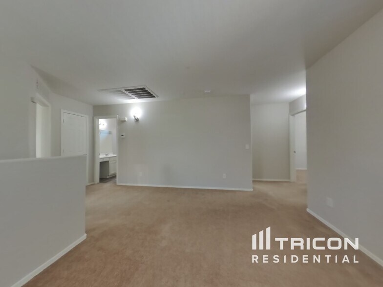 Building Photo - 12927 W Port Royale Ln