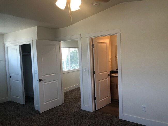 Building Photo - Newer 3 bedroom, 2.5 bath duplex in desirable neighborhood!