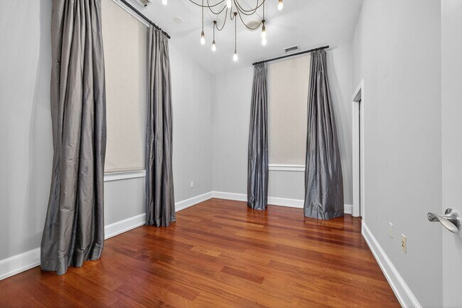 Building Photo - Available Now! High End 2 Bed 2 Bath in Lu...