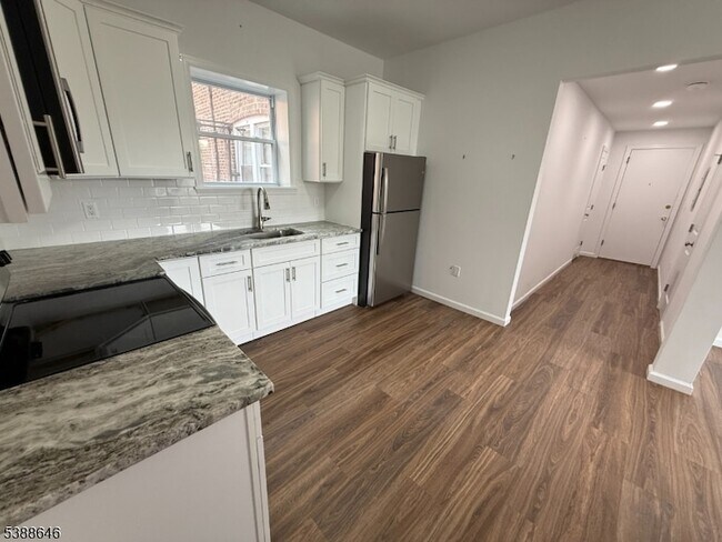 Building Photo - 412-416 Bloomfield Avenue Unit 21
