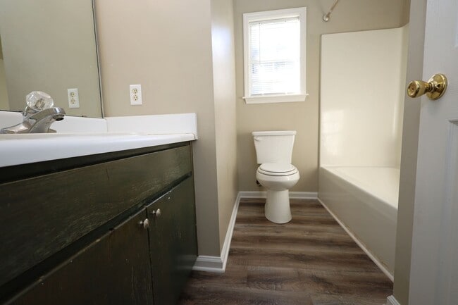 Building Photo - 4226 Roxbury Dr