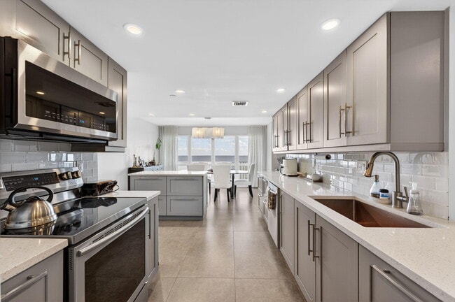 Building Photo - 4301 N Ocean Blvd