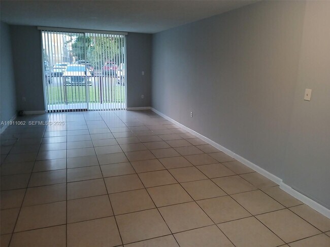 Building Photo - 9310 Fontainebleau Blvd