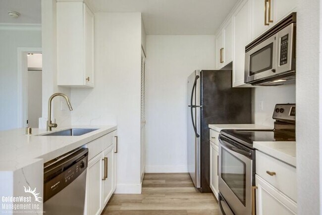 Primary Photo - Dazzling 1Bdm 1Ba Condo in Alder Woods Com...