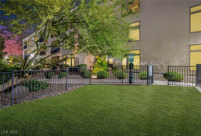 Building Photo - 8925 W Flamingo Rd